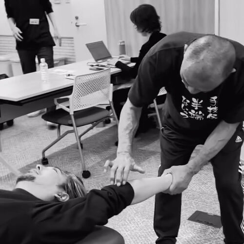 指先の動きは全身に繋がる