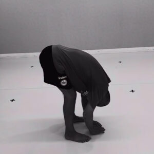 骨絡を揺らすと體全体が震える
