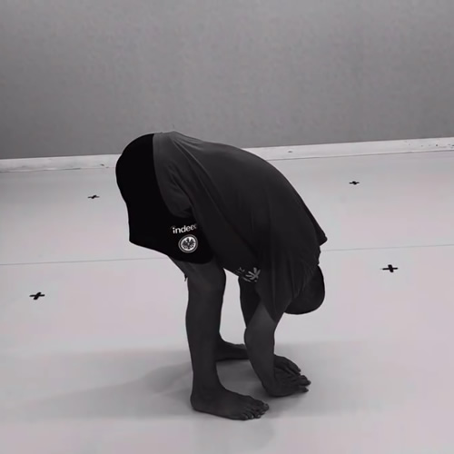 骨絡を揺らすと體全体が震える